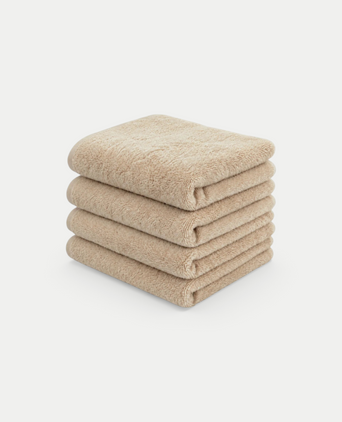 Guest towel zero-twist cotton 30x30 cm (4 pcs) | Latte Stapel van vier zachte beige handdoeken van DOUXE