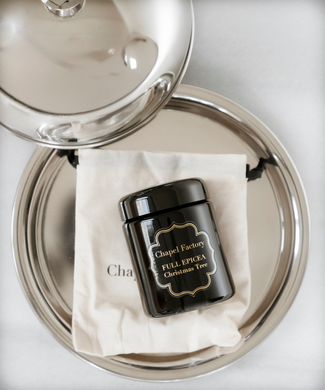 Chapel Factory Scented Candle - Full Epicea - Christmas Tree Kerst kaars van Chapel factory - FULL EPICEA in hotel schaal opgediend, ingezoomd shot